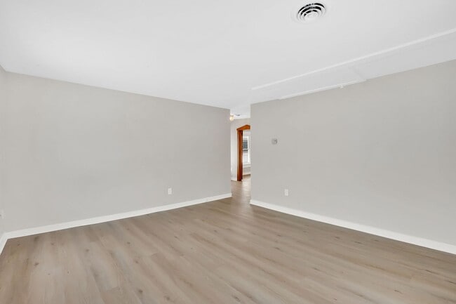 Building Photo - 11 Russell Rd