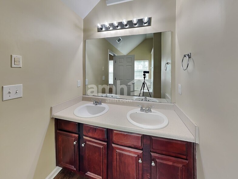 Building Photo - 3511 Umatilla Ln SW