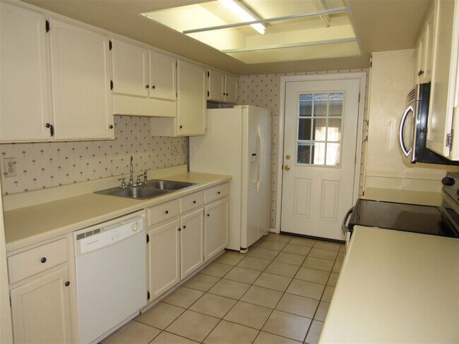Building Photo - 3501 Parkwood Ave