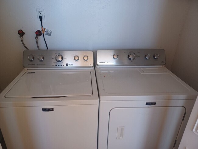 Building Photo - Ocean view FULLY FURNISHED 2+ / 2 with Boa...