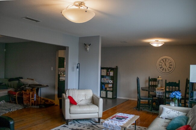 Building Photo - Charming 2-bedroom