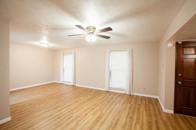 Building Photo - 921 Mossvine Dr