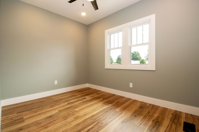 Building Photo - Three Bedroom Condo