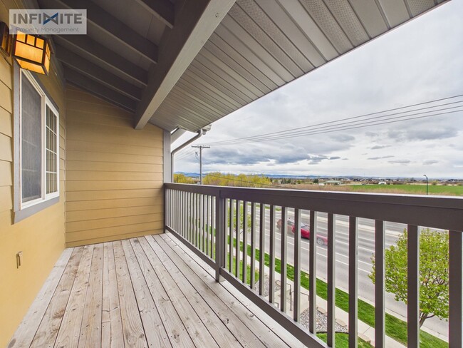 Building Photo - Top-Floor 2BR/2BA – Bright, Clean & Move-In Ready