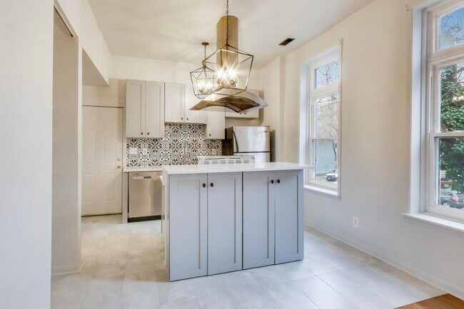 Building Photo - 600 N May St