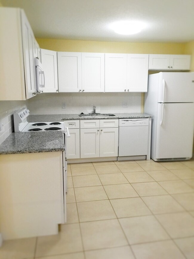 Building Photo - Three bedroom and two bathroom duplex -Poinciana