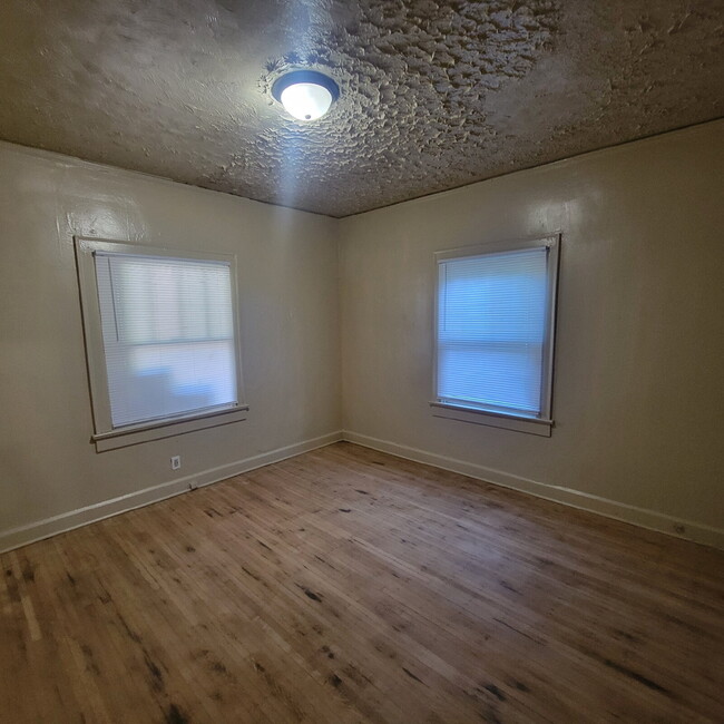 Building Photo - Spacious 4 bedroom