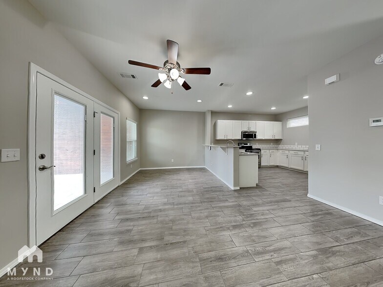 Building Photo - 122 E Sycamore St