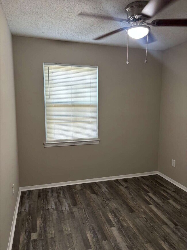 Building Photo - "Charming 3-Bedroom Retreat on Suncrest Drive with Gleaming Hardwood Floors!"