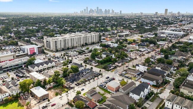 Building Photo - 1507 N Durham Dr