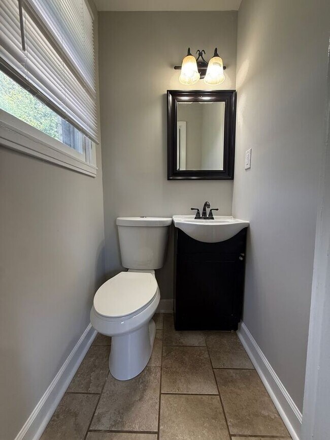 Building Photo - Lovely and Spacious Home in South Nashville - Garage and Fenced in Yard