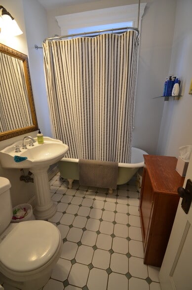 Building Photo - 51 Park Dr