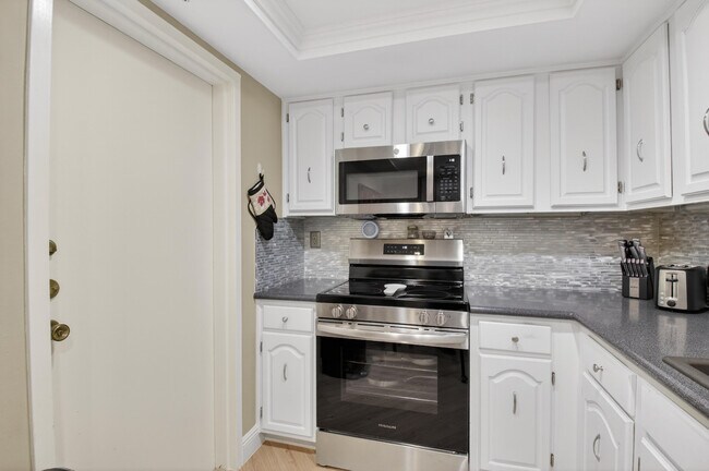 Building Photo - 7754 Lakeside Blvd