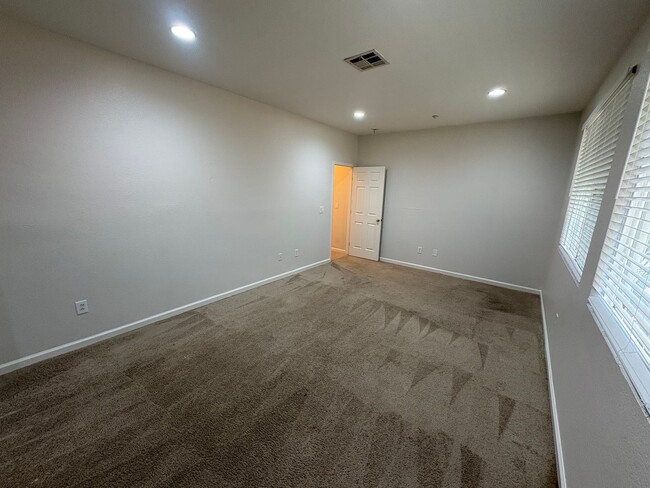 Building Photo - Great Two Story Large Bedroom, Bath Downst...