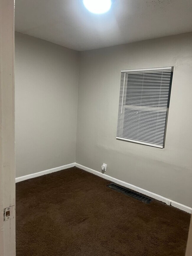 Building Photo - 1464 W 32nd St