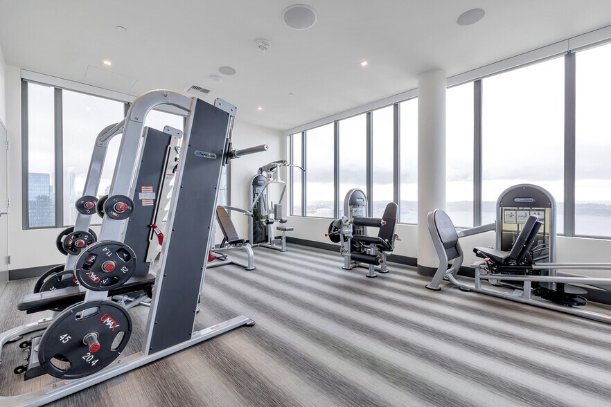 Building Photo - 2510 6th Ave