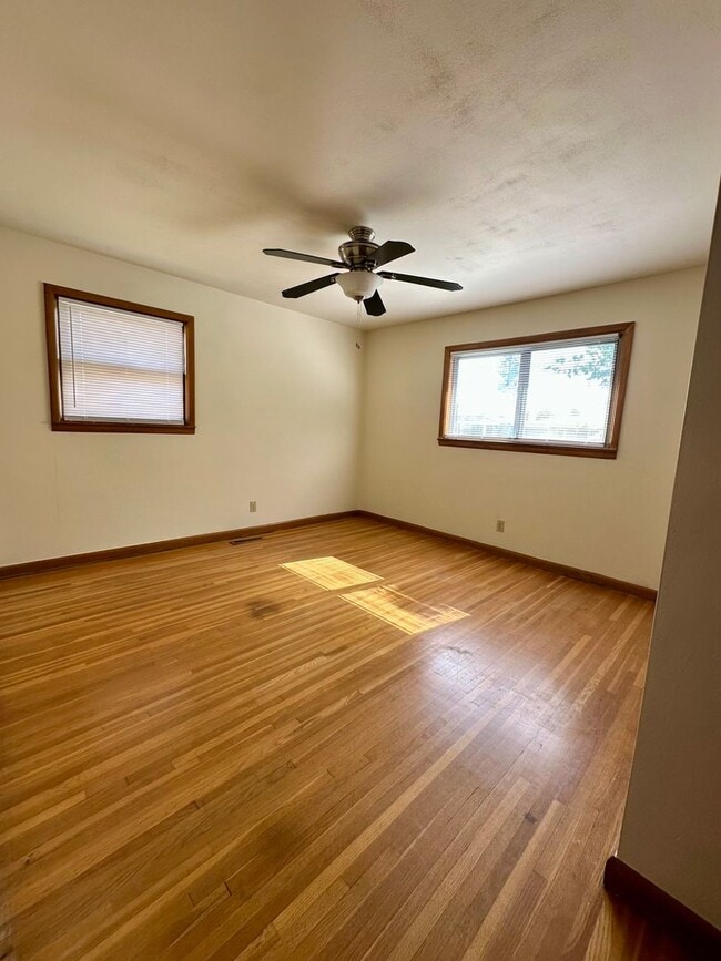 Building Photo - Spacious 3 Bedroom/1.5 Bath with a Bonus Room