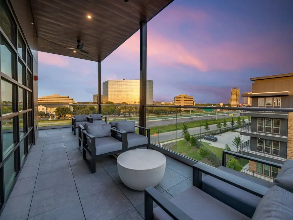Building Photo - 8001 N Stemmons Fwy