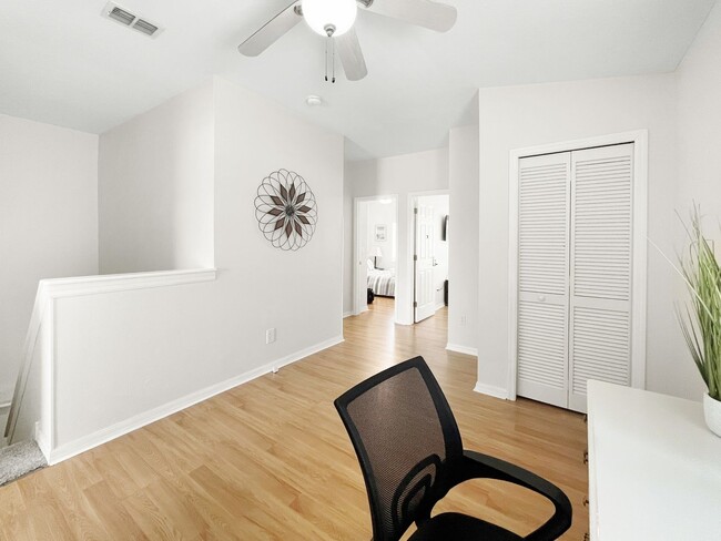 Building Photo - Spacious 4-Bedroom Townhome with Lake Views in Desirable Willow Lake Community