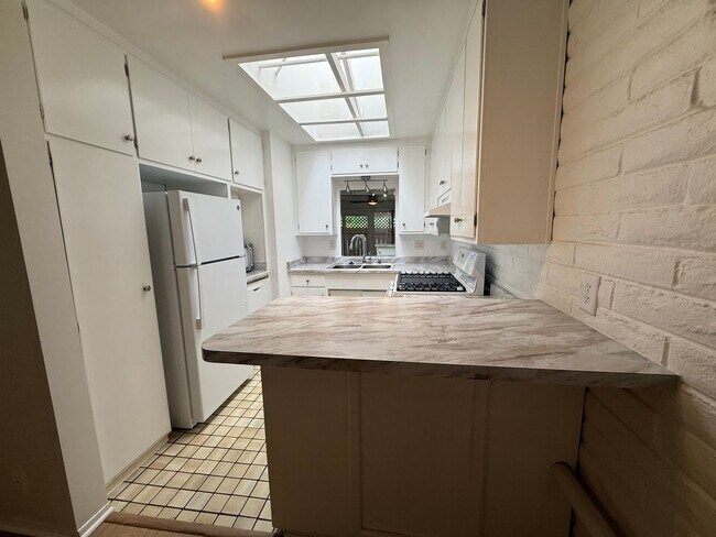 Building Photo - Large and bright condo in the Grossmont Vi...