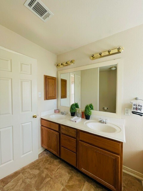 Building Photo - 21470 Olympic Forest Dr