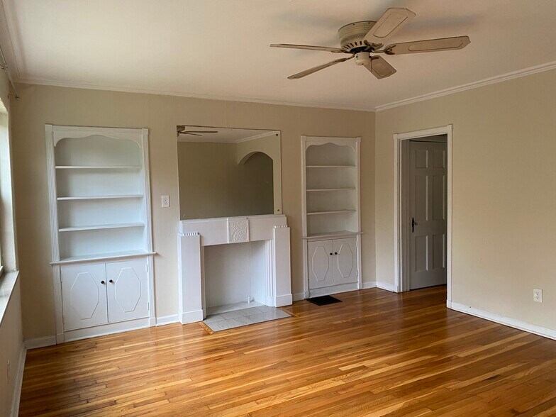 Living Room - 1040 Northwest Blvd