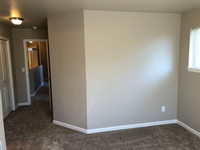 Building Photo - Newer 4 bed 2.5 bath duplex