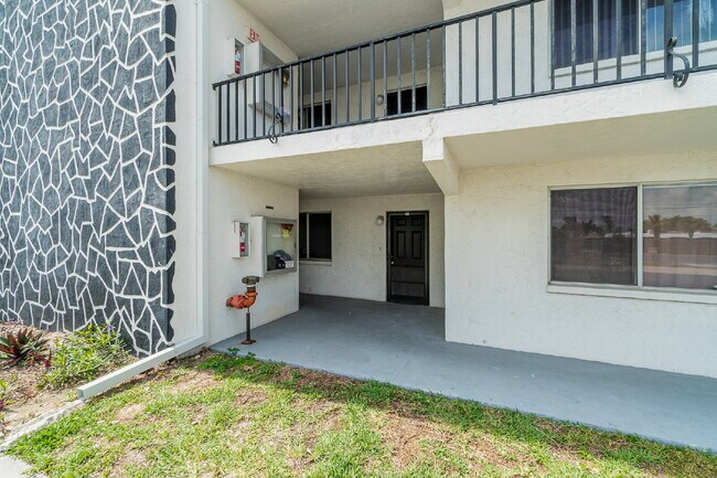 Building Photo - "Chic 2-Bed, 2-Bath Condo with Granite Finishes in Prime Cape Coral Location! 55 and older"