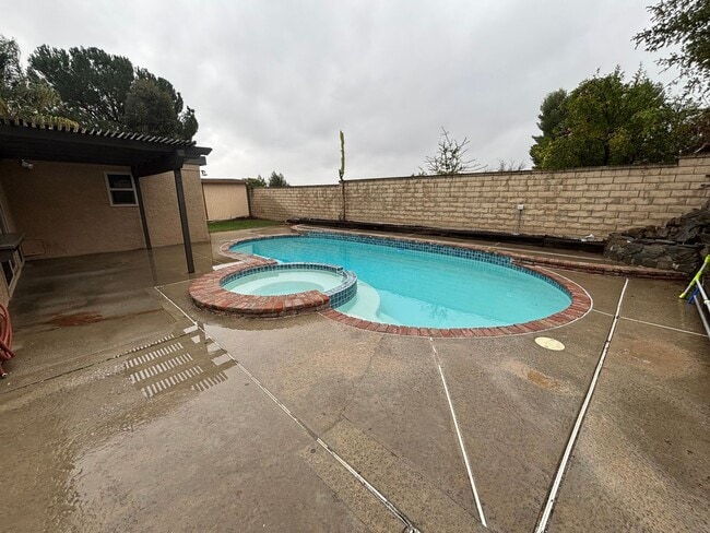 Building Photo - Charming Single-Story 3-Bedroom Pool Home in Valencia!