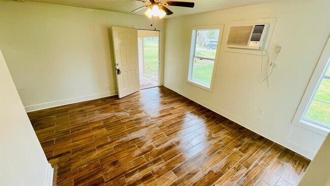 Building Photo - 1745 Rivercrest St