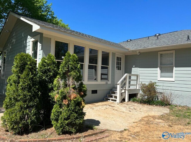 Building Photo - 1302 Cleermont Dr SE
