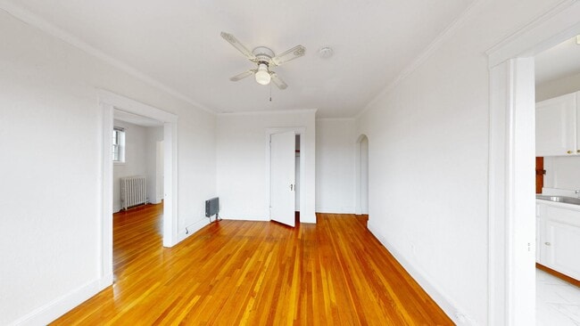 Building Photo - Medford Square 1-bed with heat and hot water included
