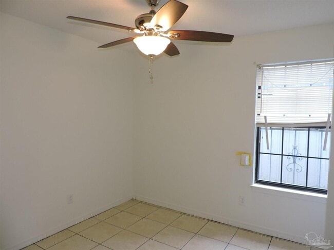 Building Photo - 119 N Reus St