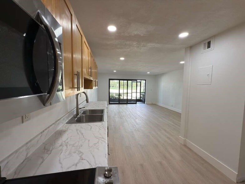 Building Photo - 9001 Jacaranda Ln