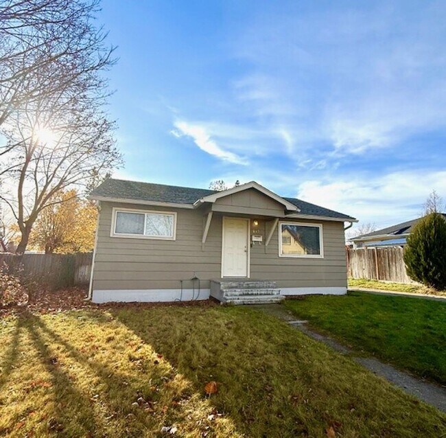 Building Photo - 3 Bedroom Hardwood Floor House