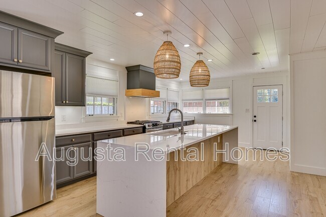 Building Photo - 3137 Edinburgh Dr