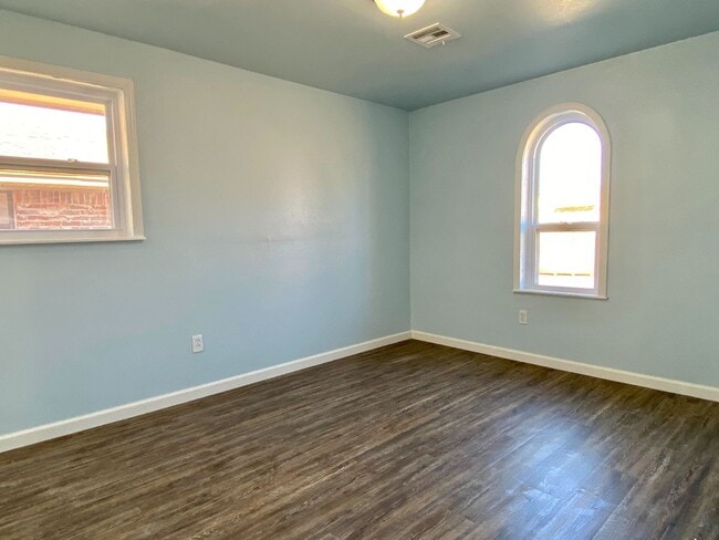 Building Photo - RECENT REMODEL!! 3 Bedroom, 1.5 Bathroom, ...