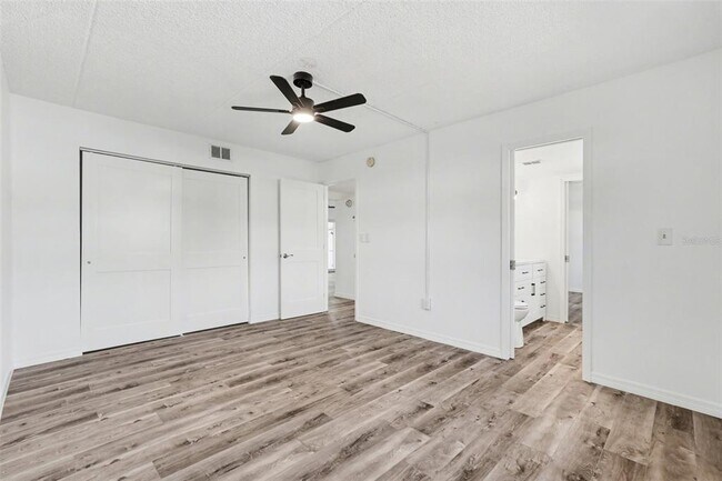 Building Photo - 8828 Bay Pointe Dr