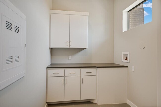 Building Photo - 5921 Hiline Rd