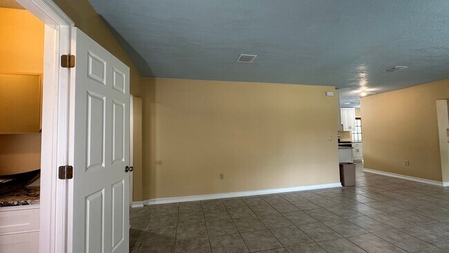 Building Photo - 261 W Caldwell St