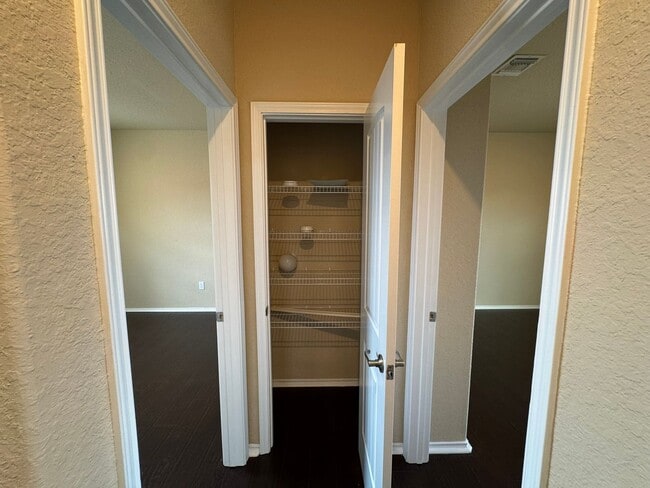 Building Photo - Move-In Special! Spacious 3BR Home with La...