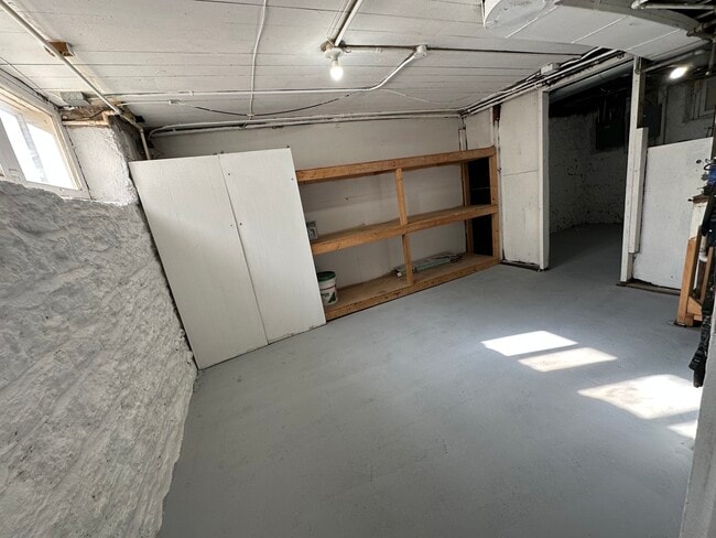 Building Photo - 408 S Gardiner Ave