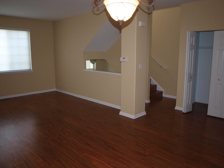 Building Photo - 686 S Rosehall Ln