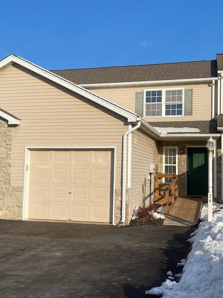 Townhome w/Attached garage - 24 Sandstone Ct