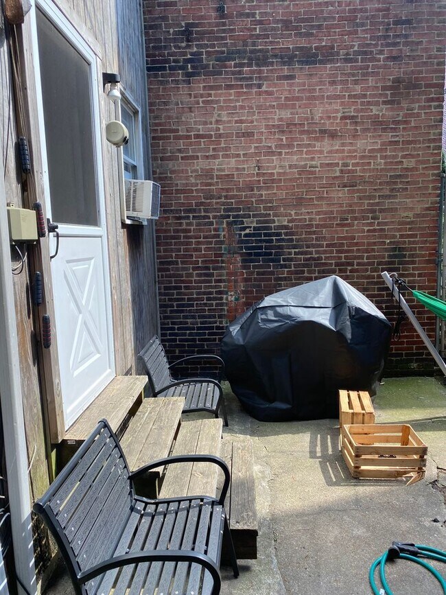 Building Photo - 728 Tasker
