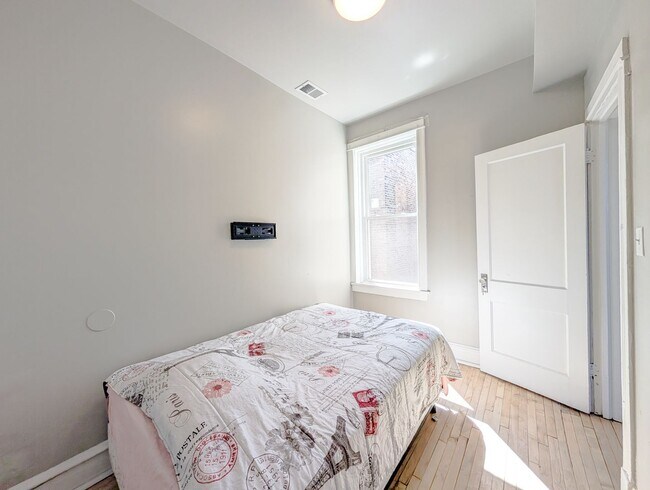 Building Photo - Top floor 2 bed 1 bath apartment
