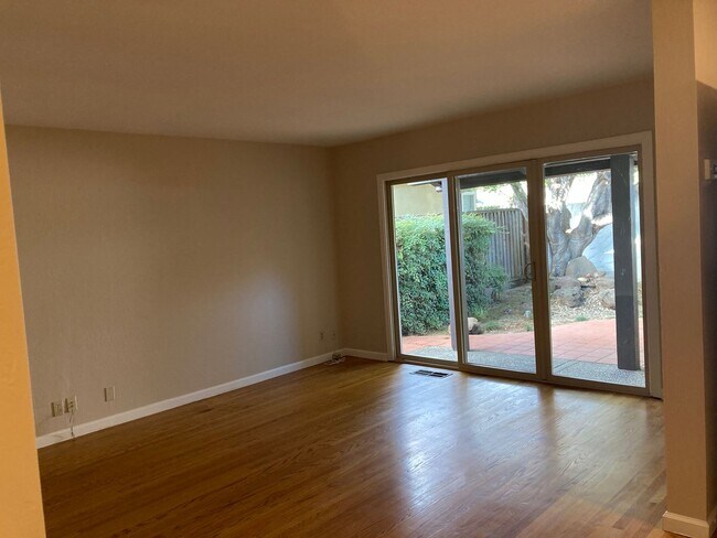 Building Photo - 1960 Harris Ave