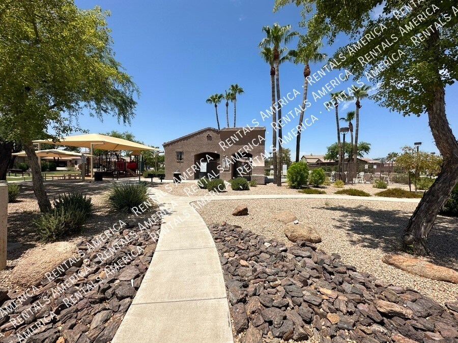 Building Photo - 3050 E Cherry Hills Pl