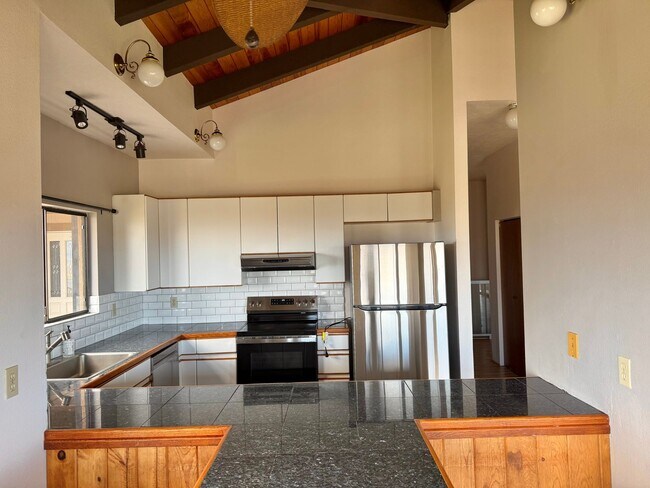 Building Photo - Pet friendly & Spacious - 3 Bedroom / 2 Ba...