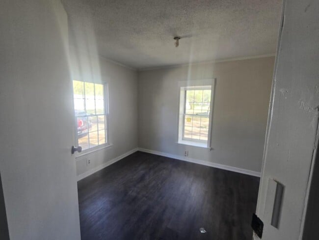 Building Photo - 2619 W Black Creek Rd